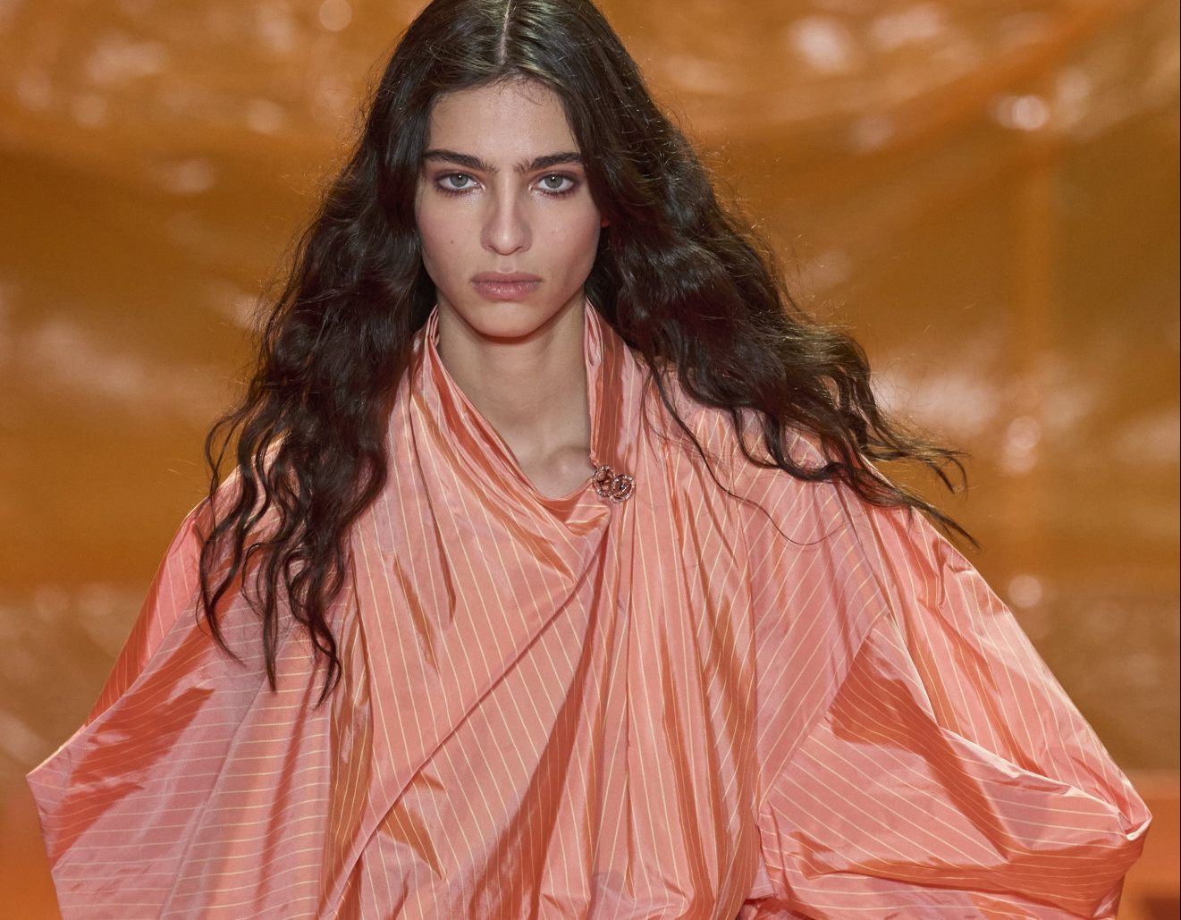 Peach Fuzz: Το χρώμα της Pantone για το 2024 έχει θέση και στα beauty looks μας