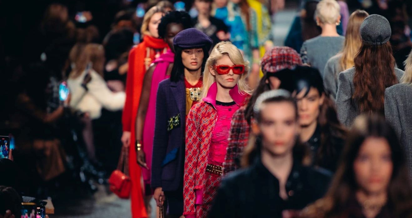 CHANEL Métiers d’ Art 2023/24: Όταν η διαχρονική γαλλική κομψότητα συνάντησε το ασυμβίβαστο πνεύμα του αγγλικού Βορρά και τους New Order