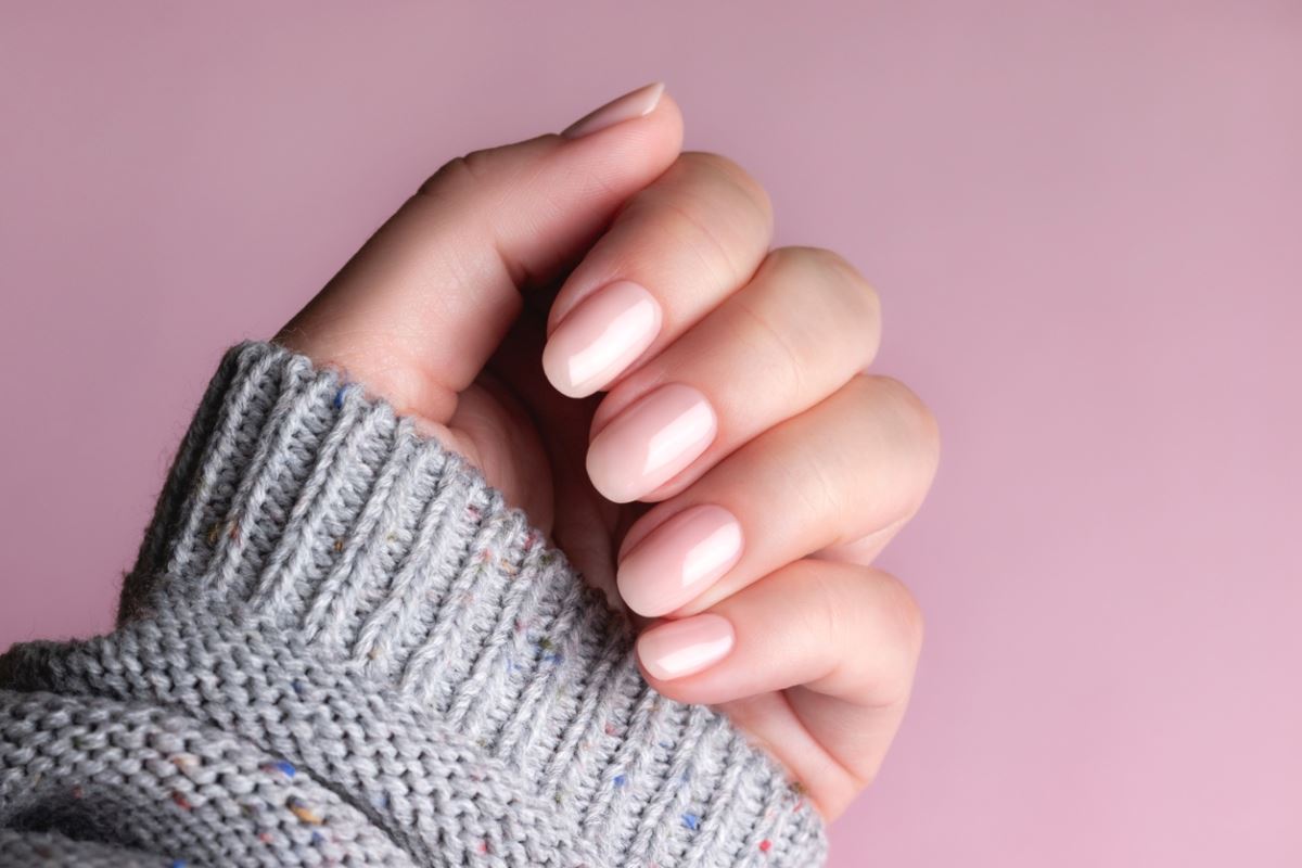 Bubble Bath Nails: Αυτό είναι το minimal μανικιούρ που θα βλέπεις παντού τώρα