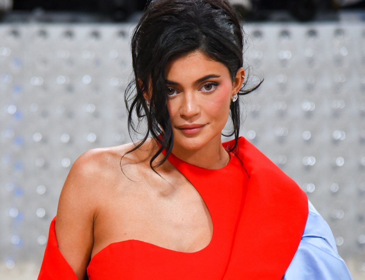 "King Kylie Era": Η Kylie Jenner τολμά ξανά το "bubblegum pink" χρώμα στα μαλλιά της