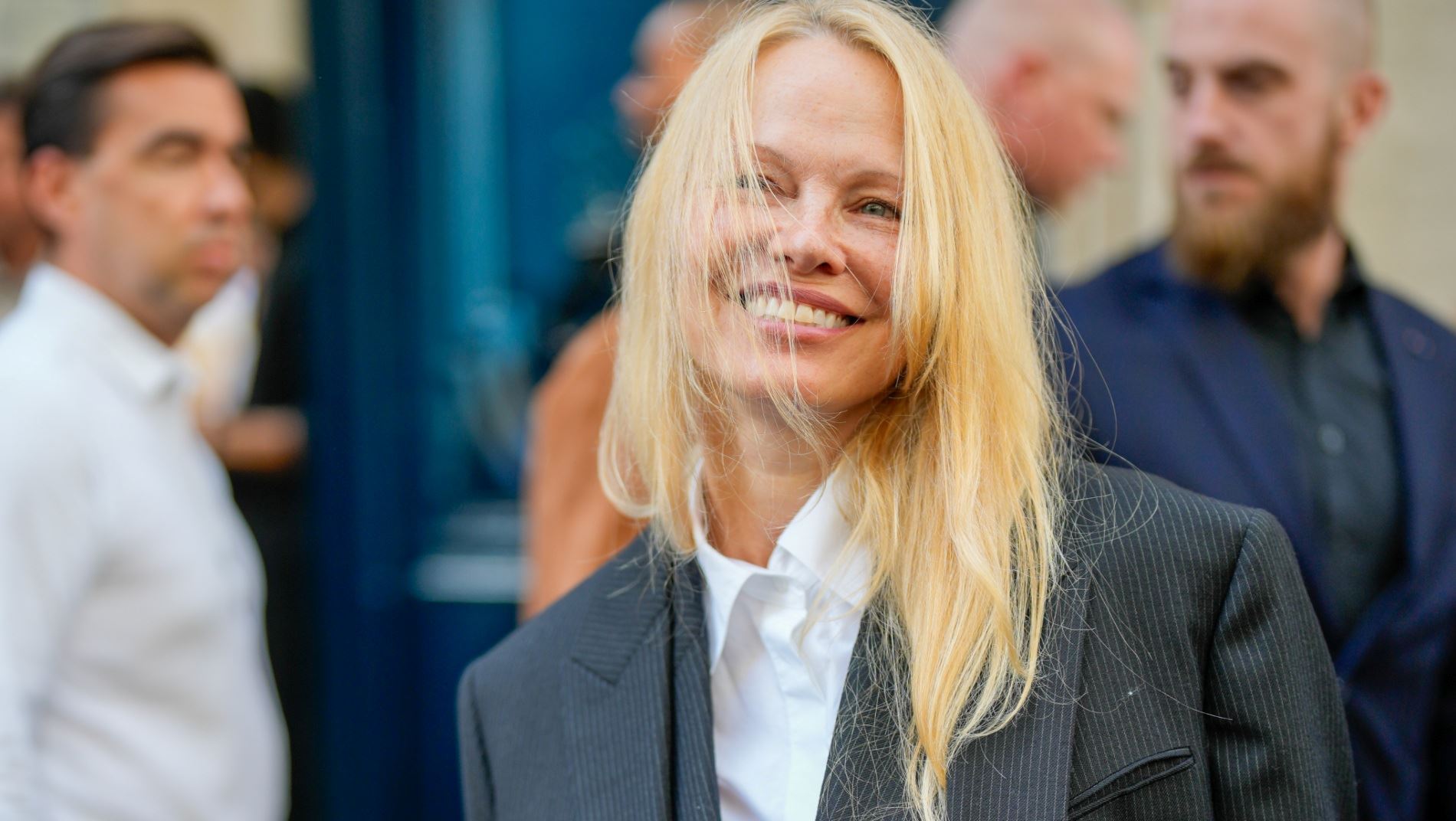 Η Pamela Anderson ποζάρει χωρίς μακιγιάζ ως το πρόσωπο της νέας καμπάνιας της Proenza Schouler