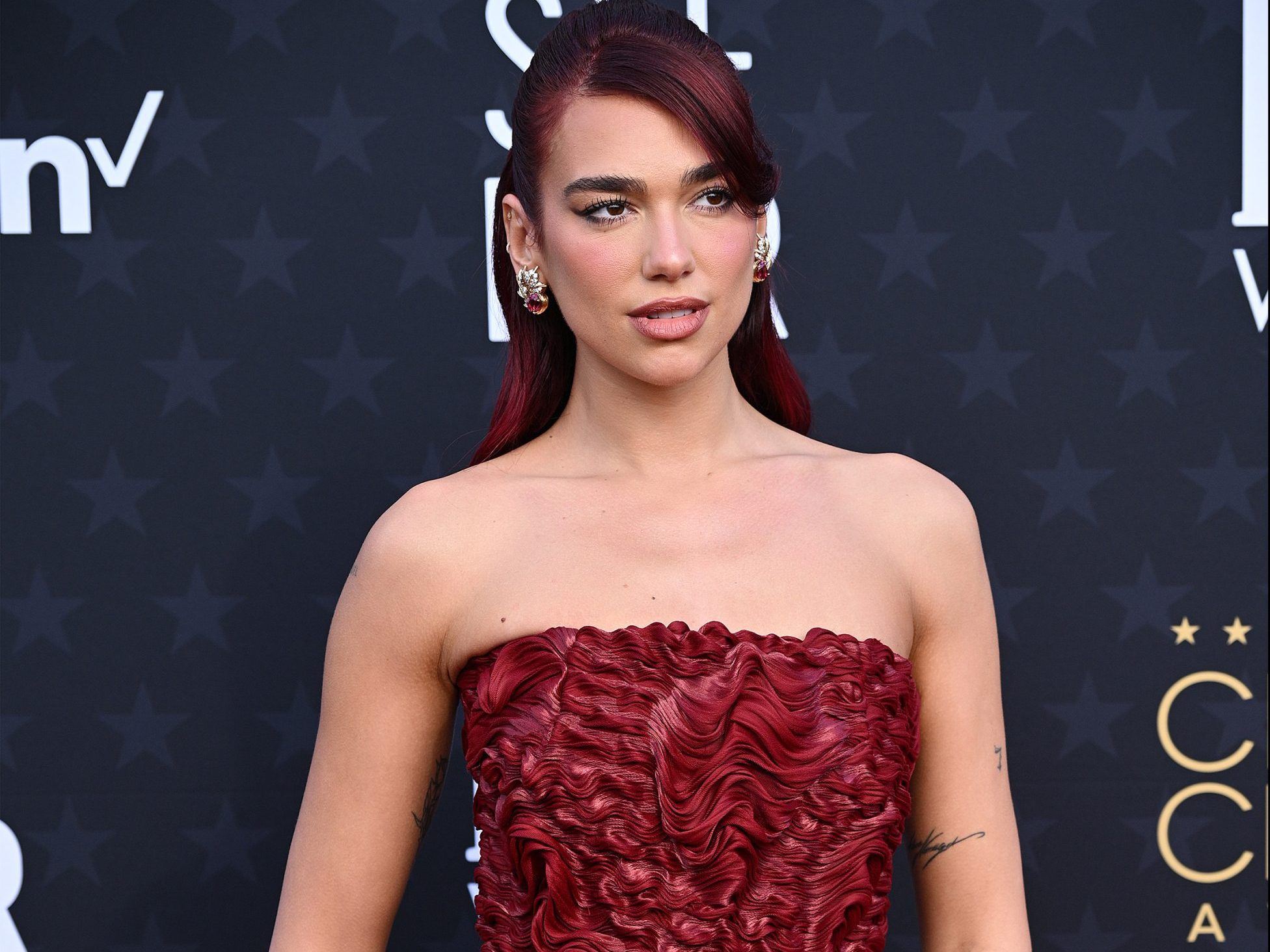 H Dua Lipa υιοθέτησε το hot χτένισμα της σεζόν
