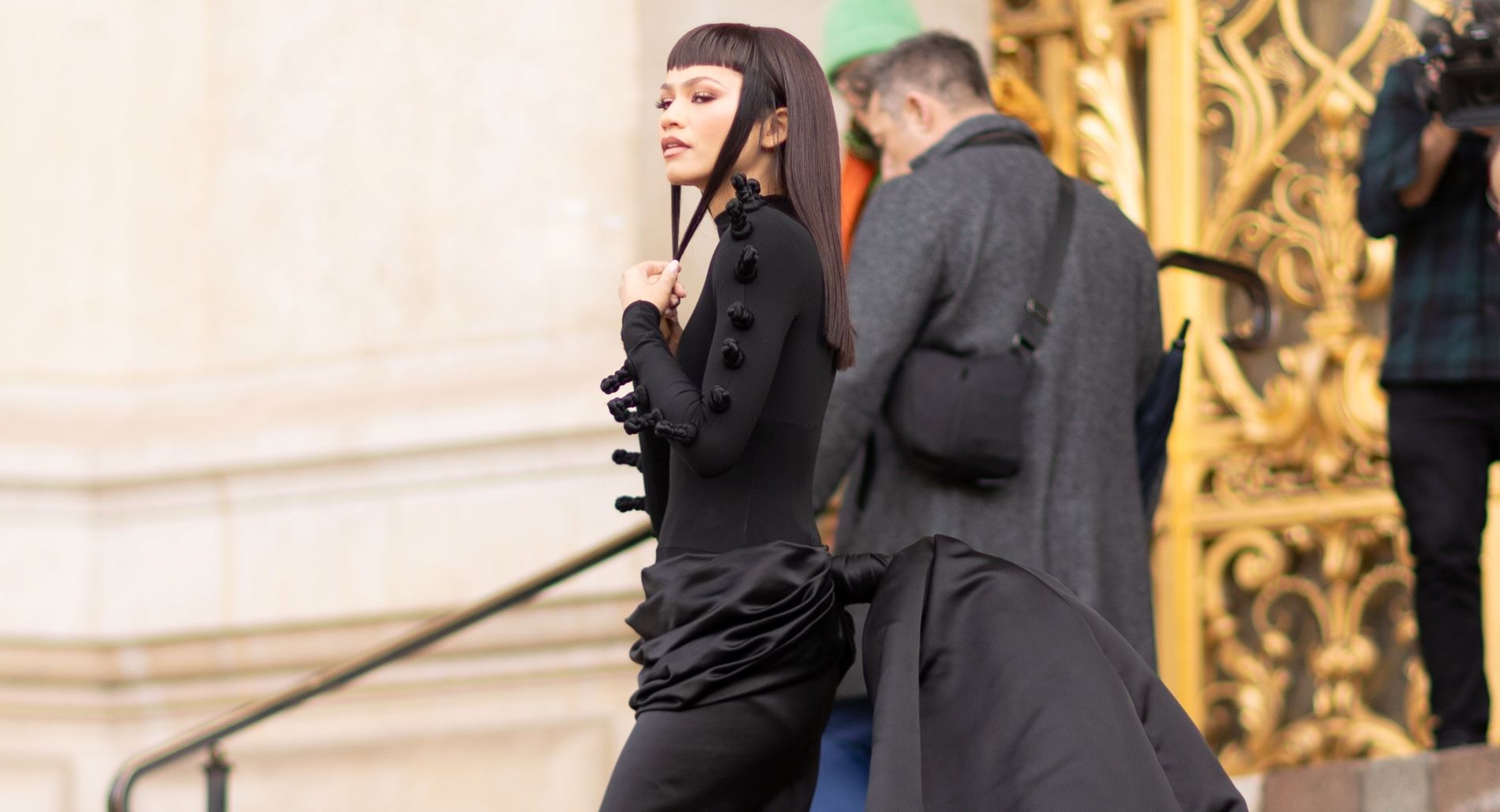 Schiaparelli: Το εντυπωσιακό celebrity front row με avant-garde εμφανίσεις στην Εβδομάδα Μόδας Υψηλής Ραπτικής