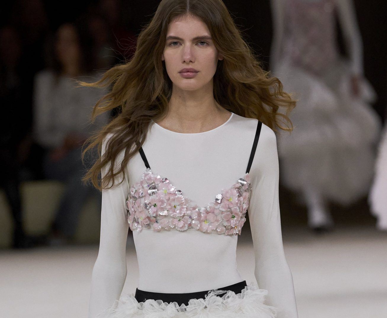 Στο haute couture show της Chanel SS24 είδαμε τα 2 μεγαλύτερα beauty trends της σεζόν
