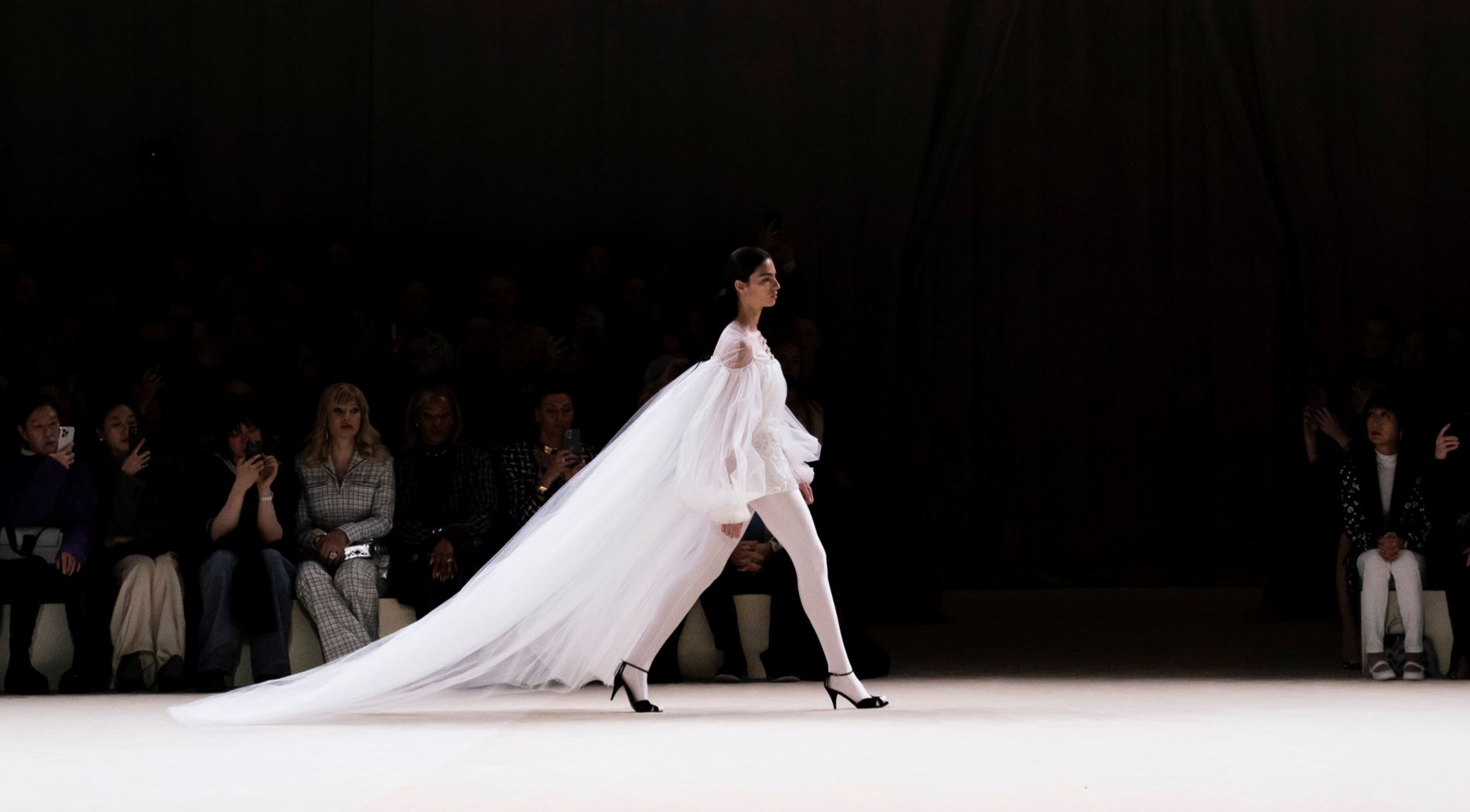 Chanel SS24 Haute Couture: Για τη Virginie Viard το "παιχνίδι" της μόδας κρίνεται στις λεπτομέρειες