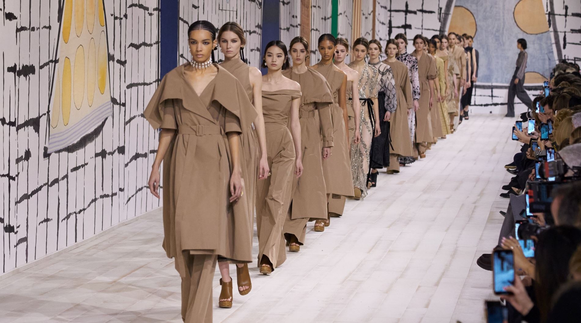 Dior SS 2024 Haute Couture: Η 'μεγάλη αύρα' της μοναδικότητας μέσα από τα μάτια της Maria Grazia Chiuri