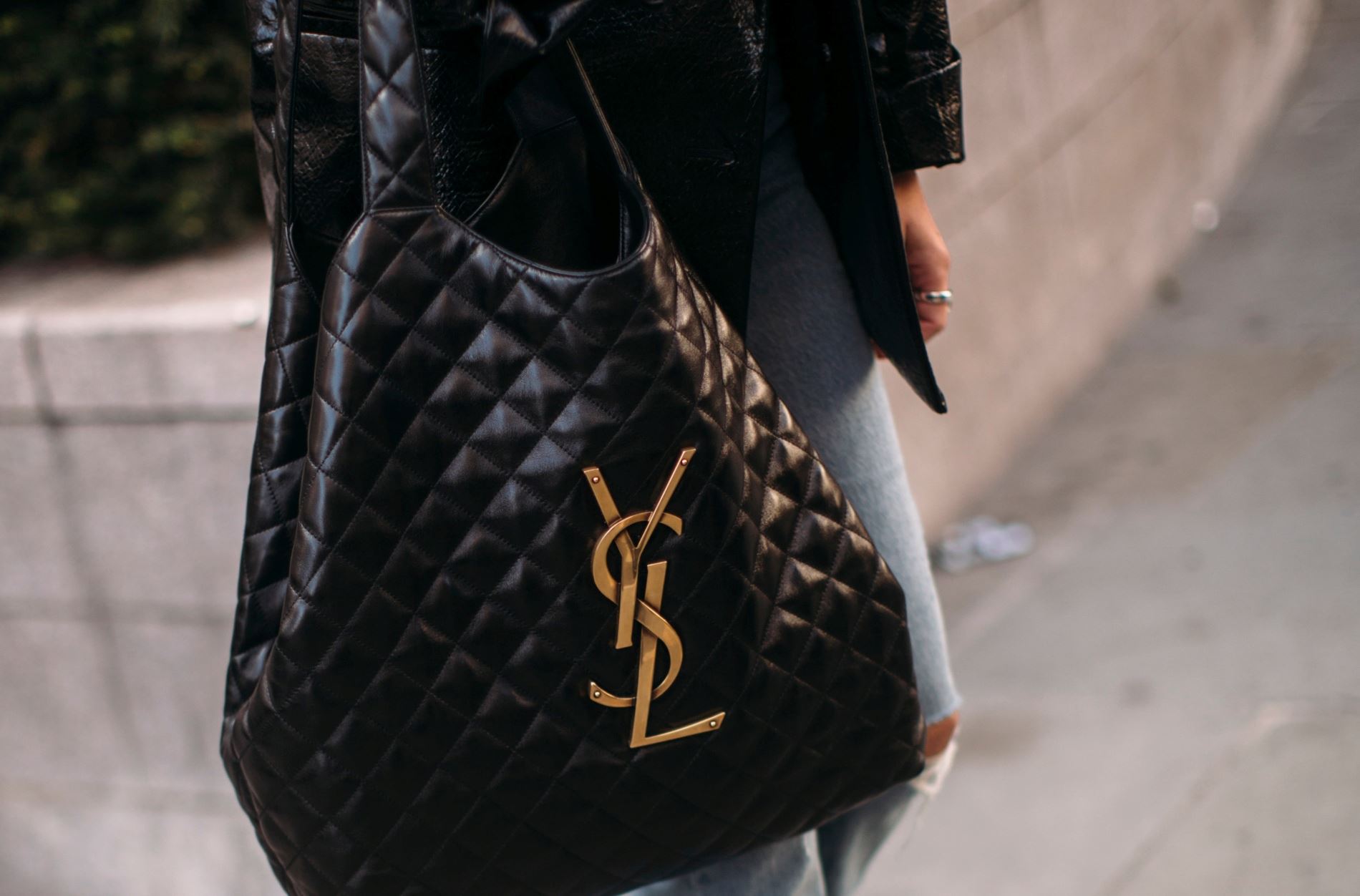 9 luxury oversized τσάντες για εσένα που θες να έχεις όλα τα απαραίτητα μαζί σου