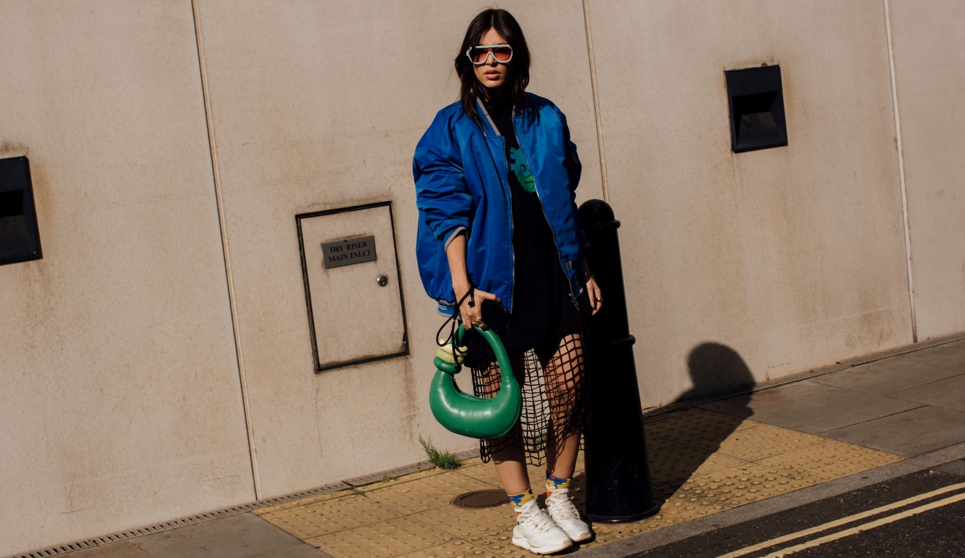 Πώς θα συνδυάσεις τα sneakers σου; 14 inspo looks που μπορείς να αντιγράψεις