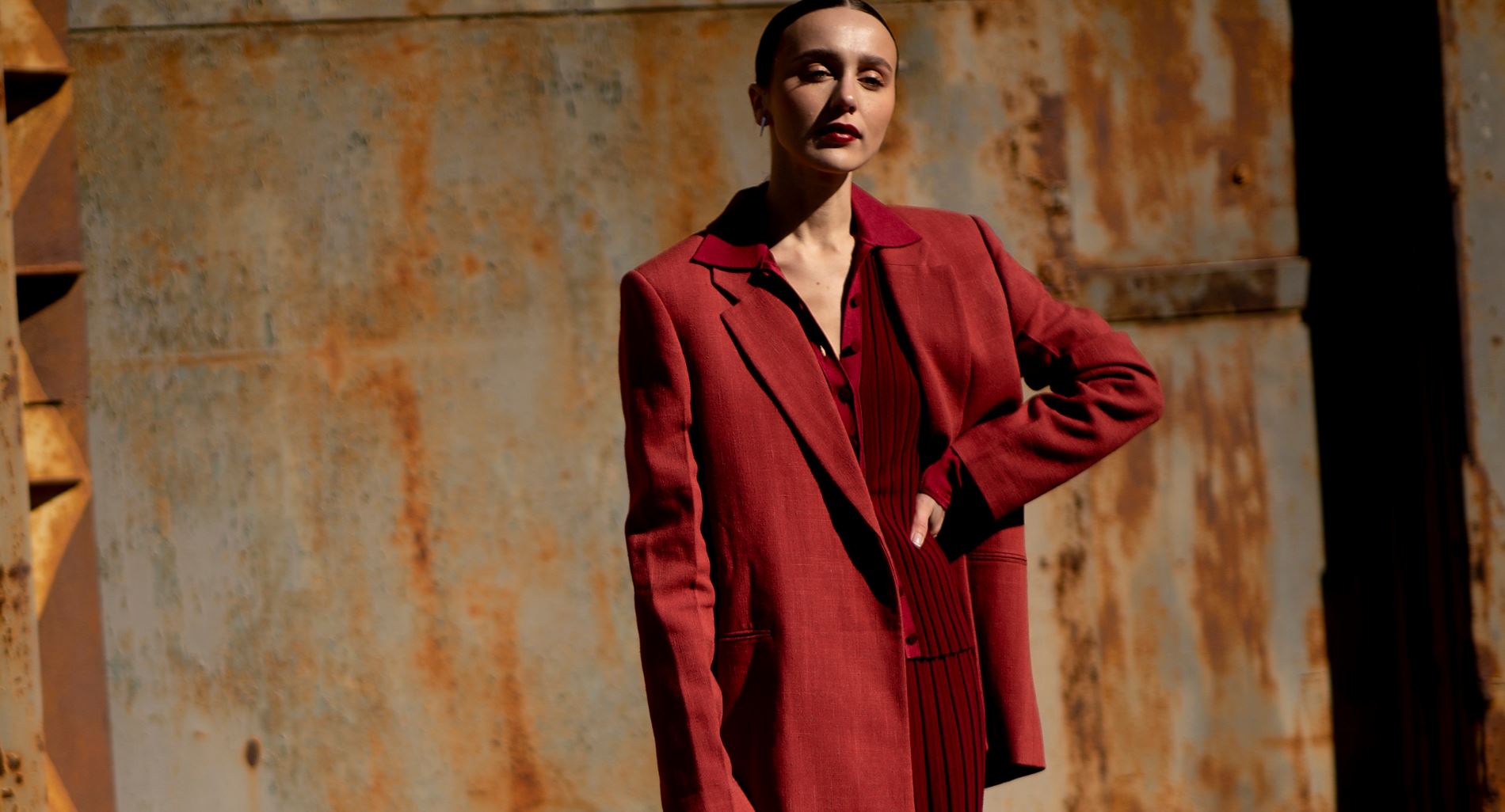 Cherry red: Το βαθύ κόκκινο που θα φοράμε από τώρα μέχρι τη άνοιξη