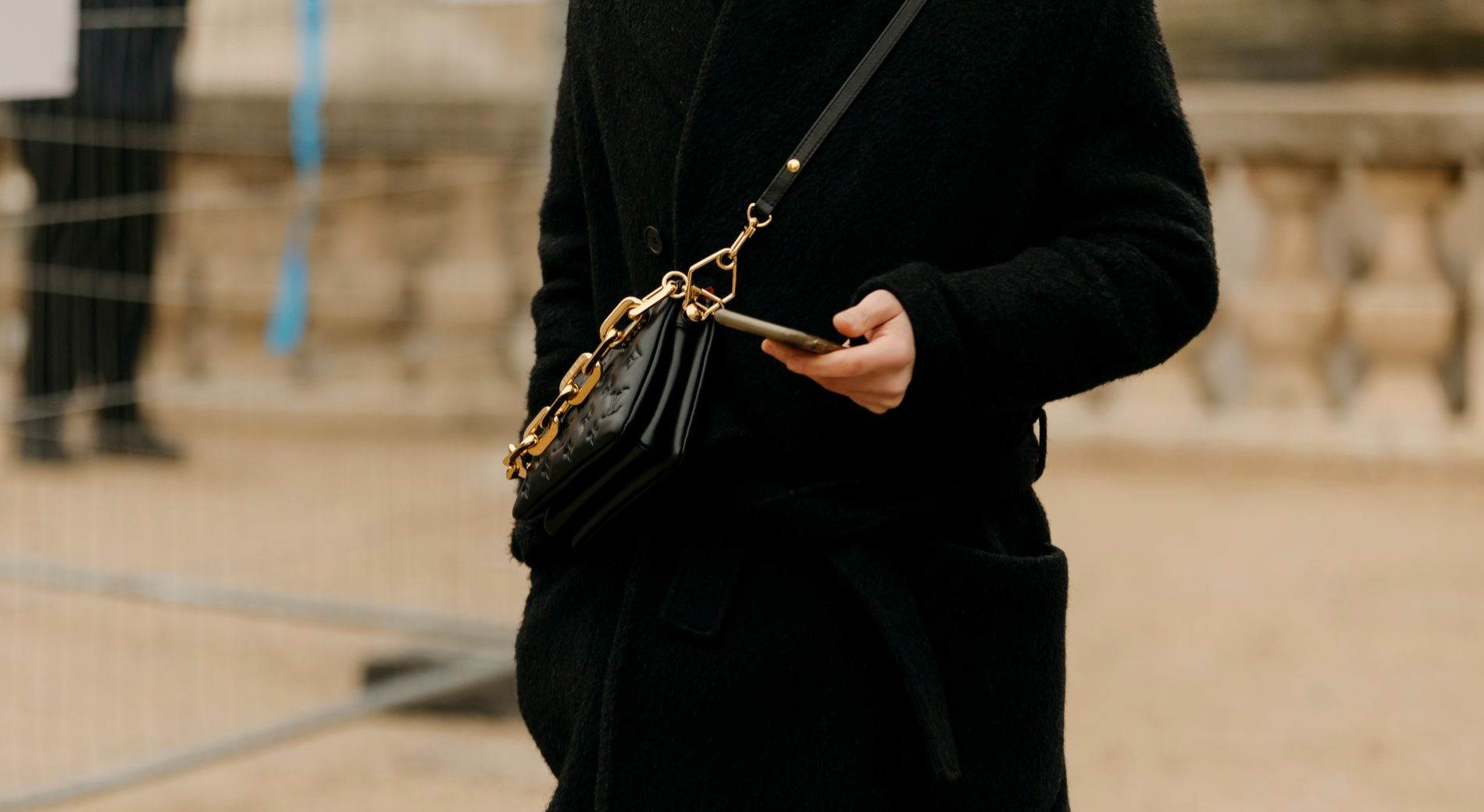 Η crossbody τσάντα που δεν θα βγάλεις από πάνω σου όλο το 2024 κοστίζει μόνο 20 ευρώ