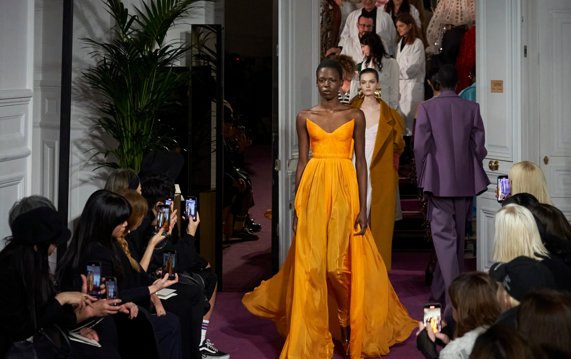 Valentino Haute Couture SS24: Η σύγχρονη εκδοχή της αβίαστης υψηλής ραπτικής