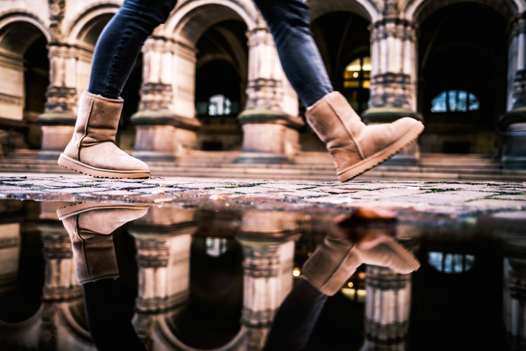 Ugg οbsessed: Η χειμερινή άνεση συναντά τη λάμψη της πασαρέλας