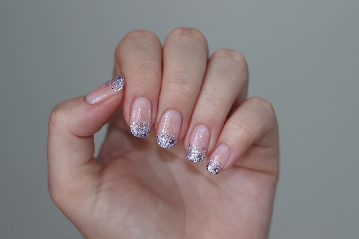 Glitter nails: Το trend στα νύχια που θα επιλέξεις και για μετά τις γιορτές