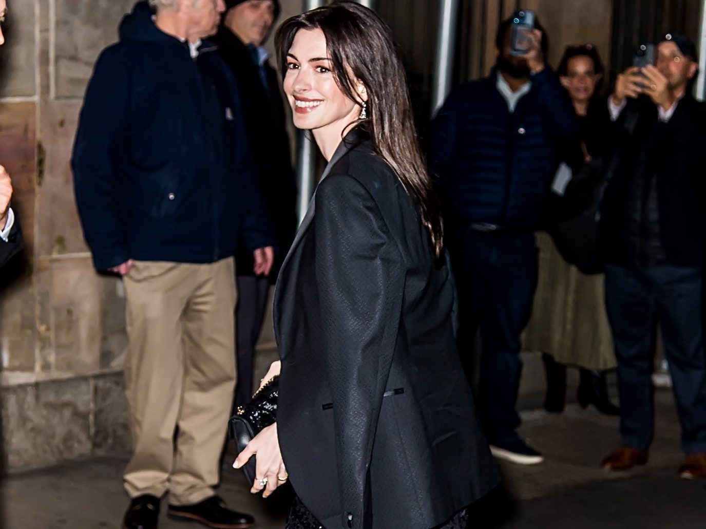 Η Anne Hathaway υιοθέτησε το κούρεμα που λατρεύουν όλες οι Γαλλίδες