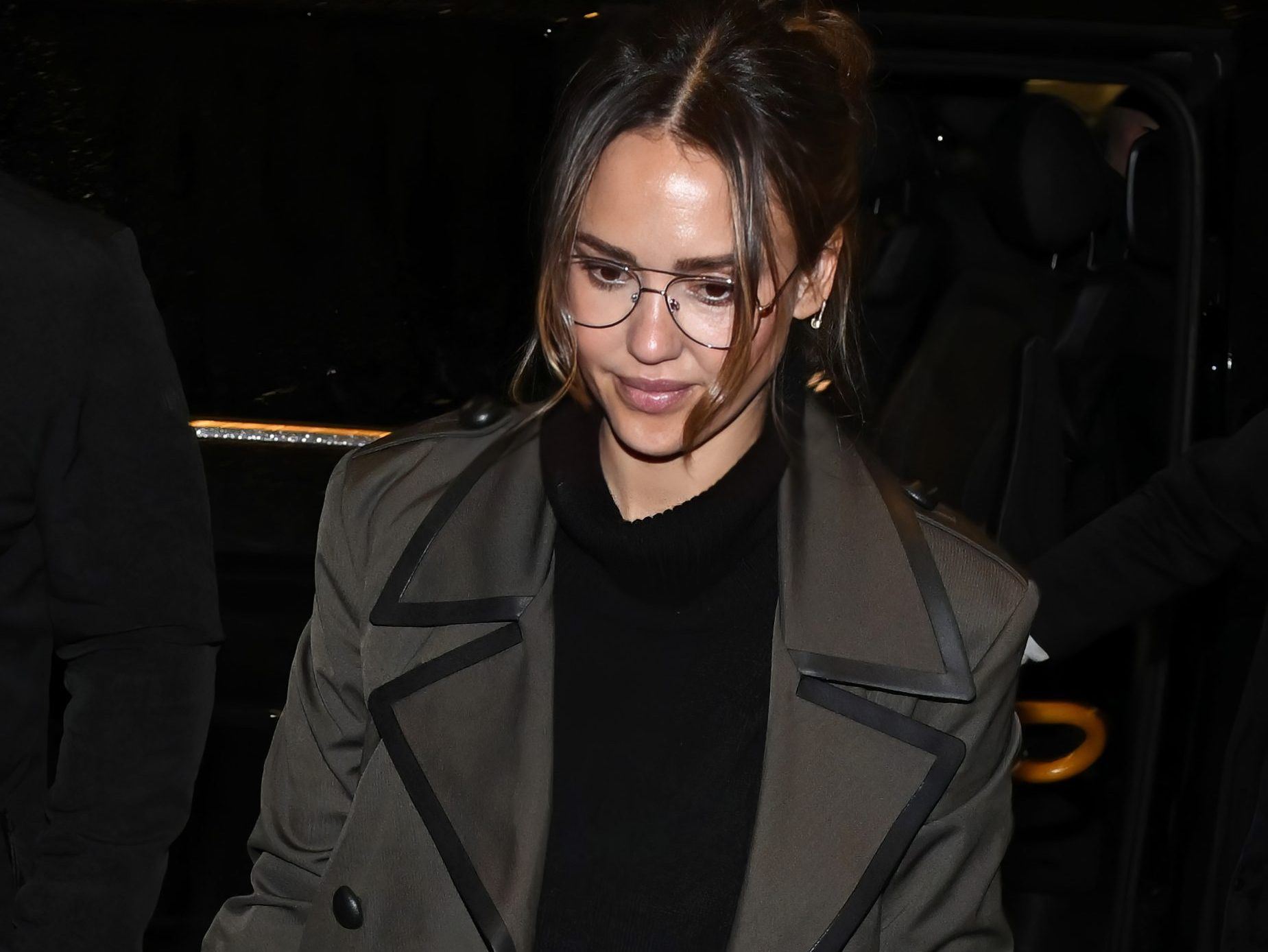 Jessica Alba: Φόρεσε το διαχρονικό fashion item που κάθε γυναίκα αξίζει να έχει στην γκαρνταρόμπα της