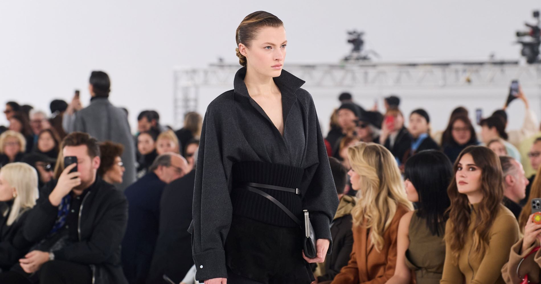 Max Mara FW24: Η φθινοπωρινή συλλογή εμπνέεται από την Belle Époque και απευθύνεται στη γυναίκα του σήμερα