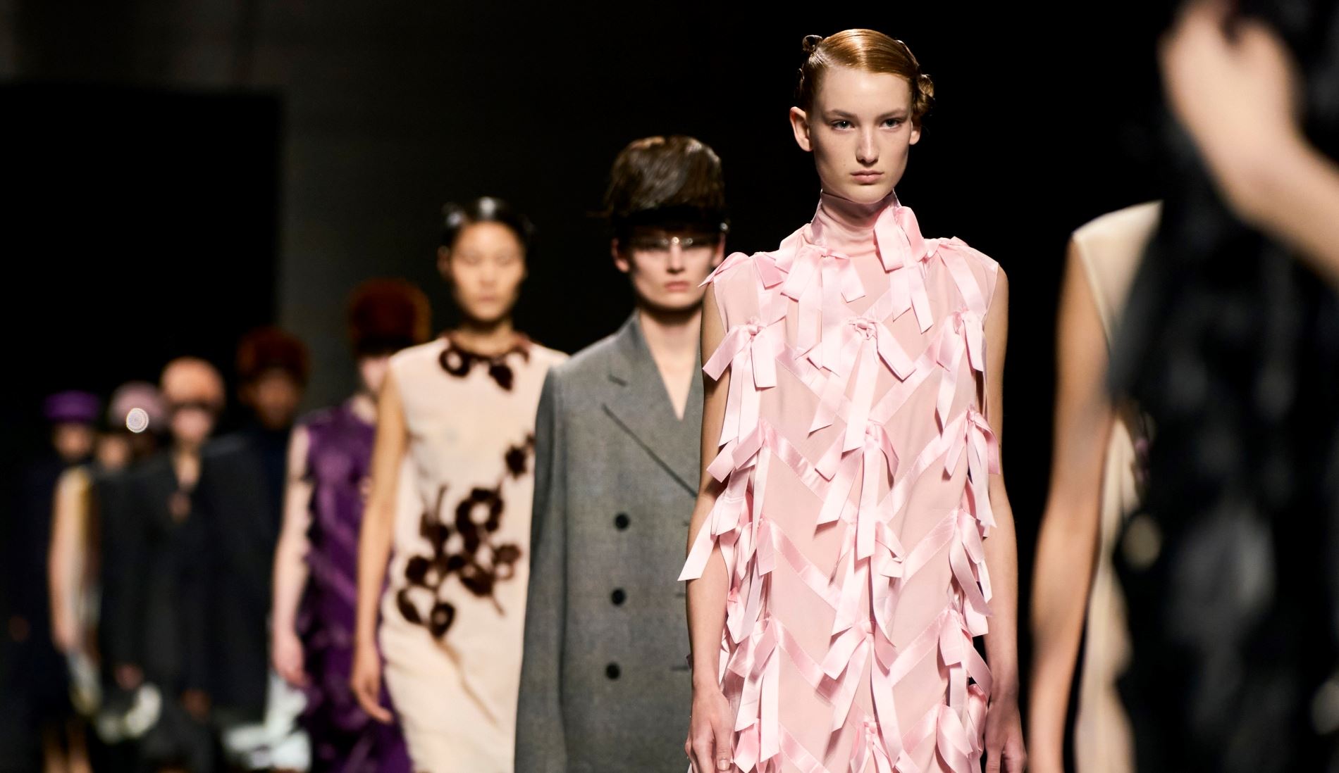 Prada FW24: Μαθήματα ιστορίας (και μόδας) από τη Miuccia Prada και τον Raf Simons