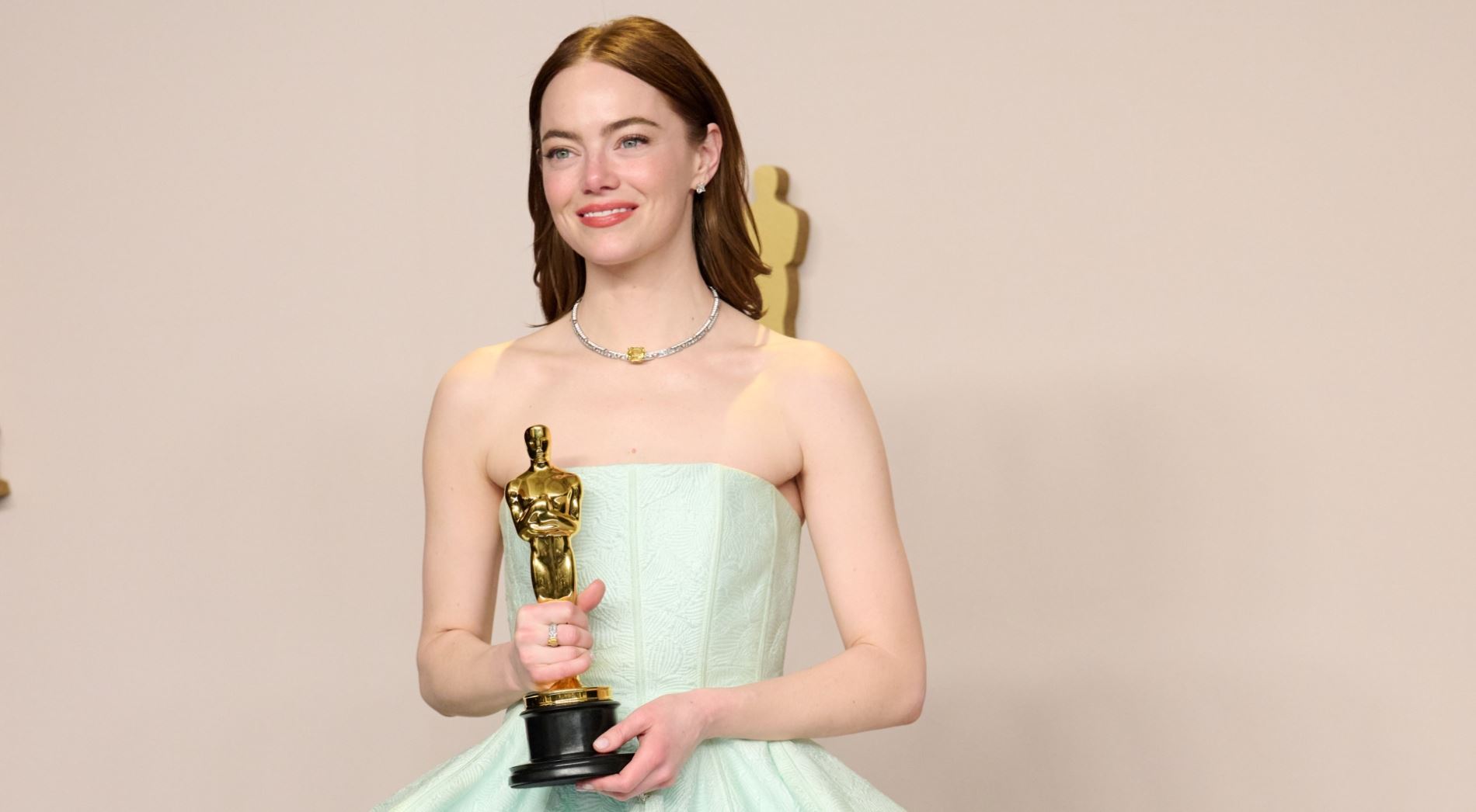 Emma Stone: Όλες οι λεπτομέρειες πίσω από την εκθαμβωτική εμφάνισή της στη βραδιά των Oscars