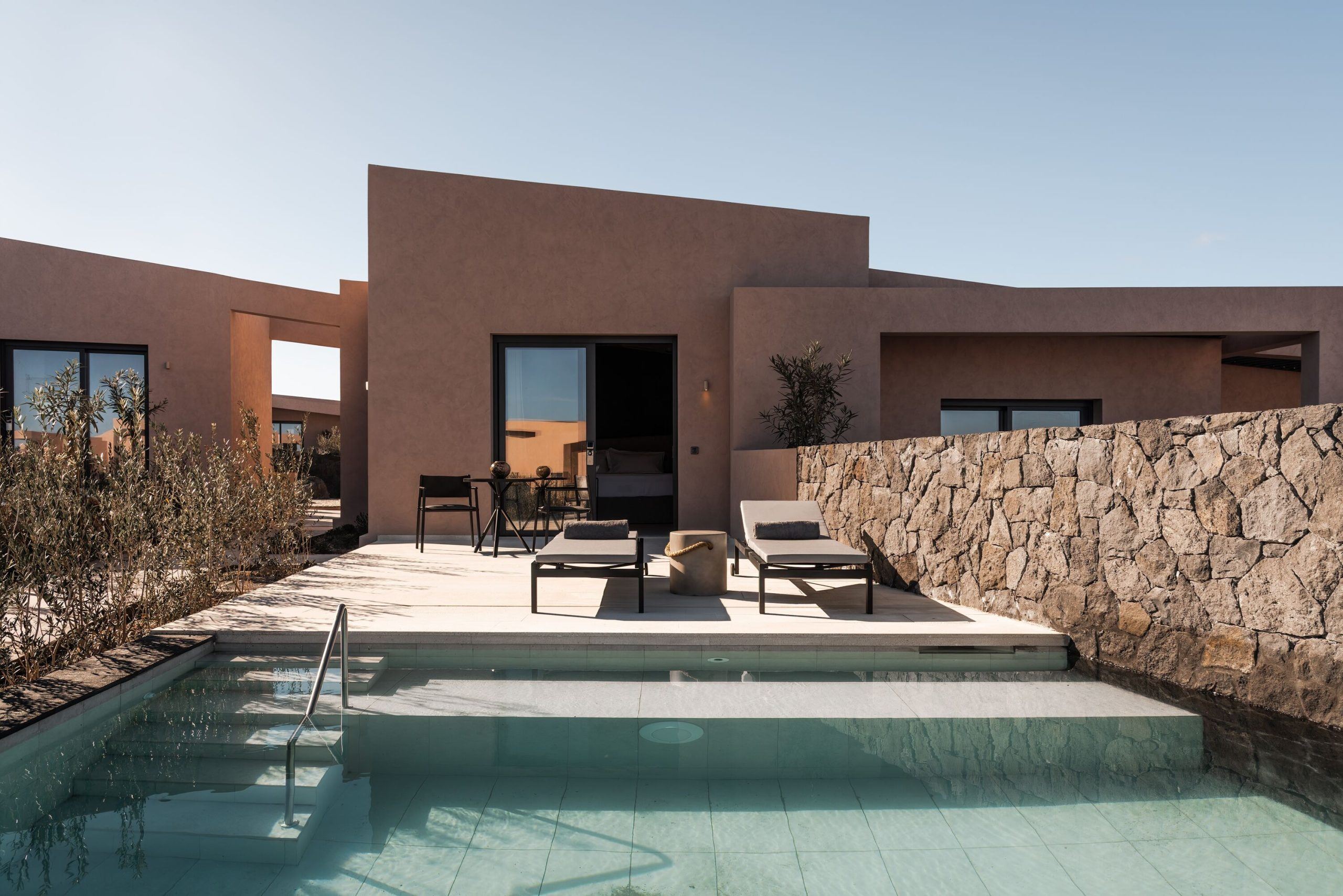 Domes Novos Santorini: Η Domes παρουσιάζει το πρώτο ξενοδοχείο της στο νησί της Σαντορίνης