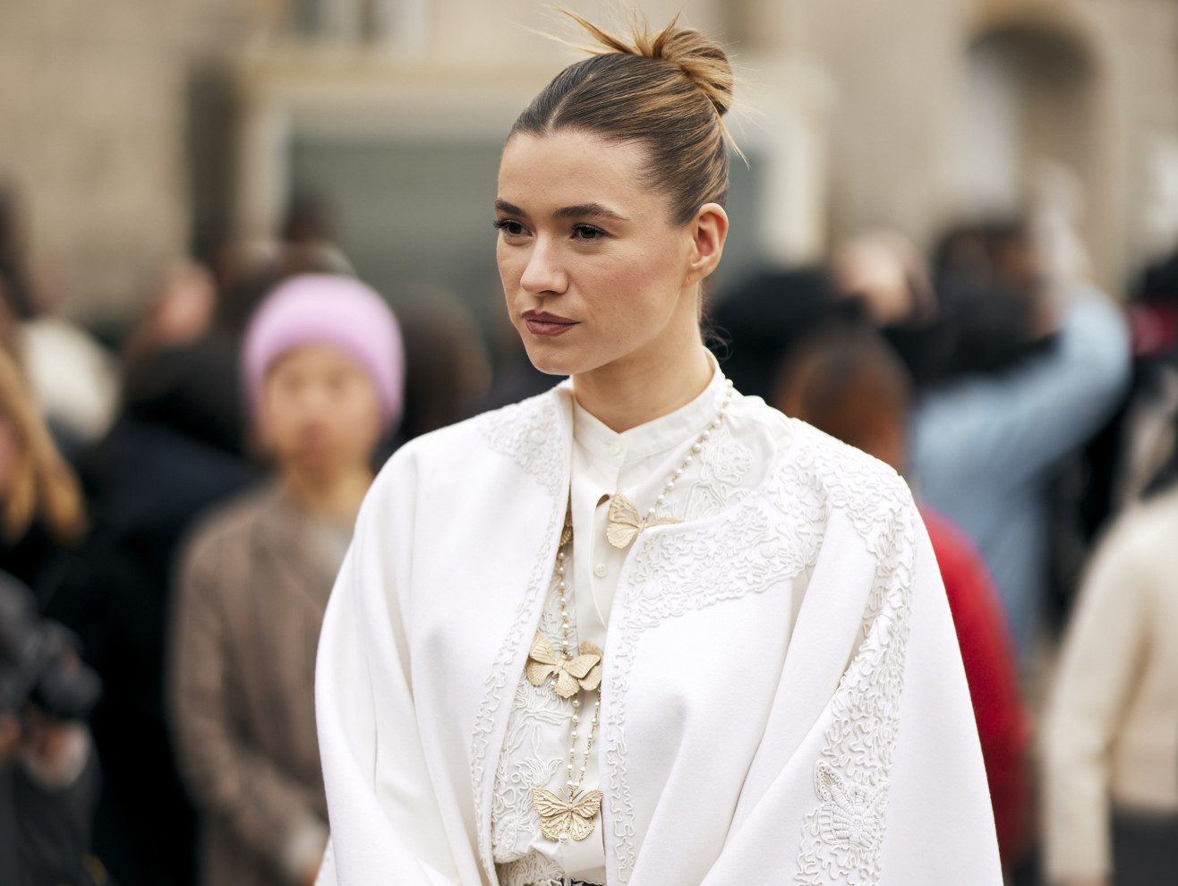 "Blush Sandwich": Η viral τεχνική στο μακιγιάζ για τα πιο φρέσκα beauty looks