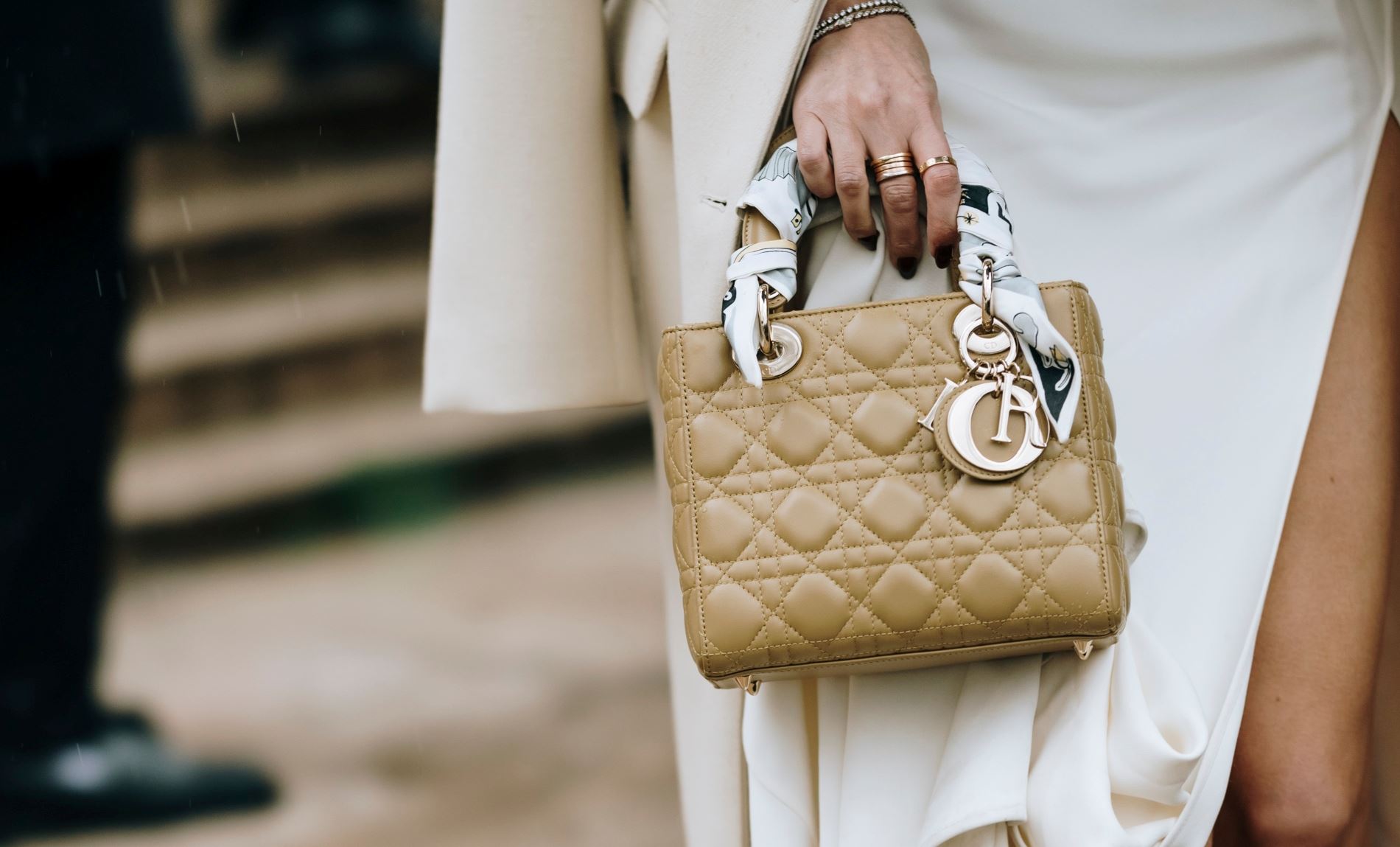 Για αυτή την τσάντα θα απαρνηθούμε όλες τις crossbody την άνοιξη