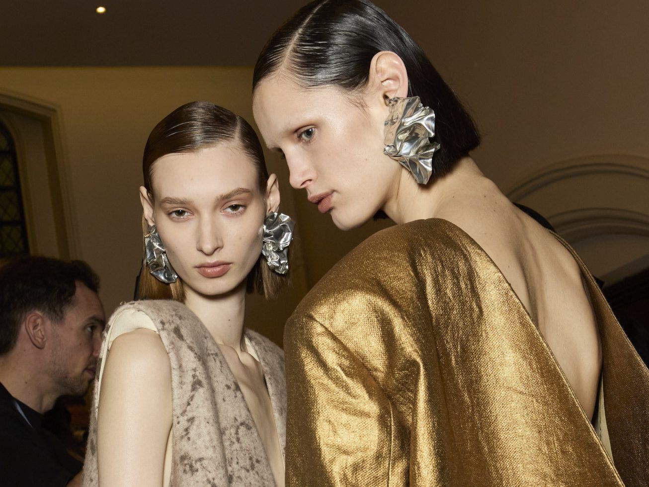 "Chrome makeup": Η τάση που χαρίζει σαγηνευτική λάμψη στο beauty look μας
