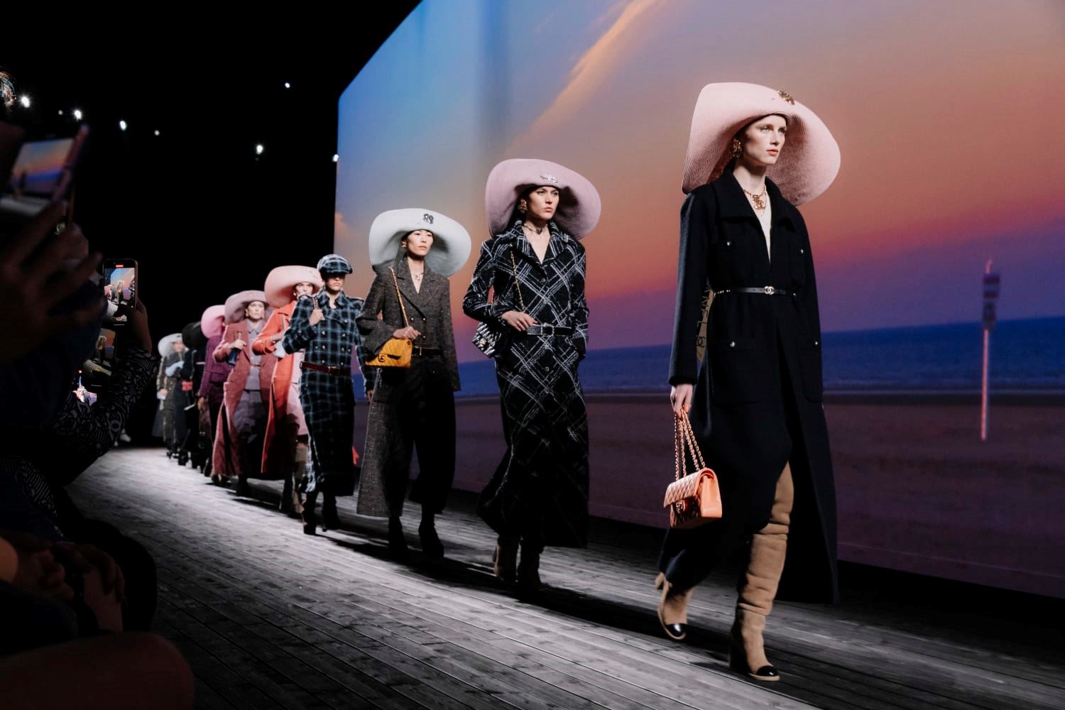 Chanel FW24: Η νέα συλλογή του ιστορικού οίκου ήταν ένα συναισθηματικό ταξίδι στη Deauville