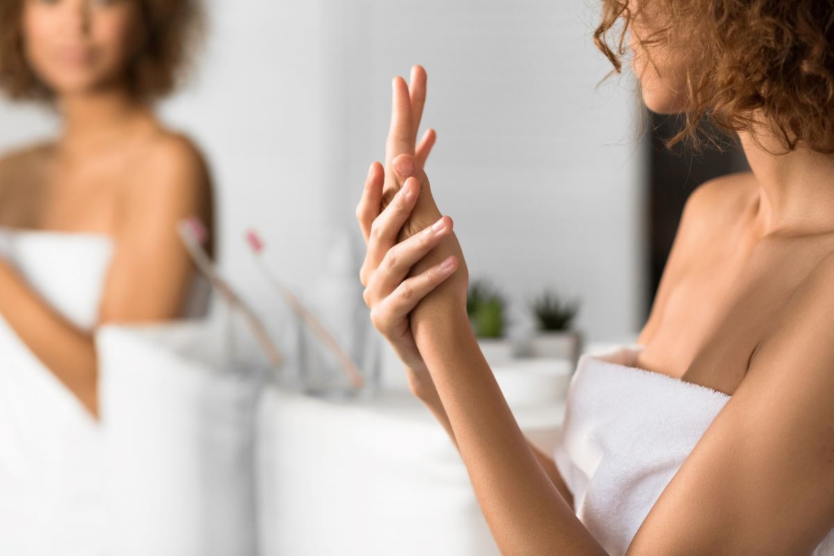 Baby soft hands: Τα καλύτερα scrubs για μεταξένια απαλότητα στα χέρια