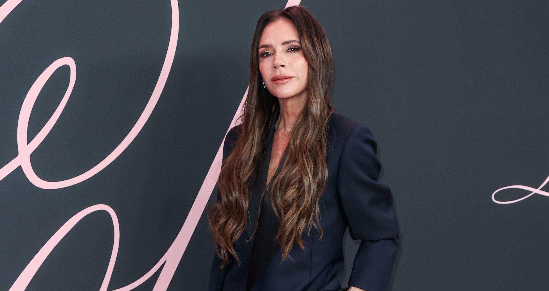 H Victoria Beckham έκλεισε τα 50 και εμείς επιλέξαμε τις πιο stylish εμφανίσεις της