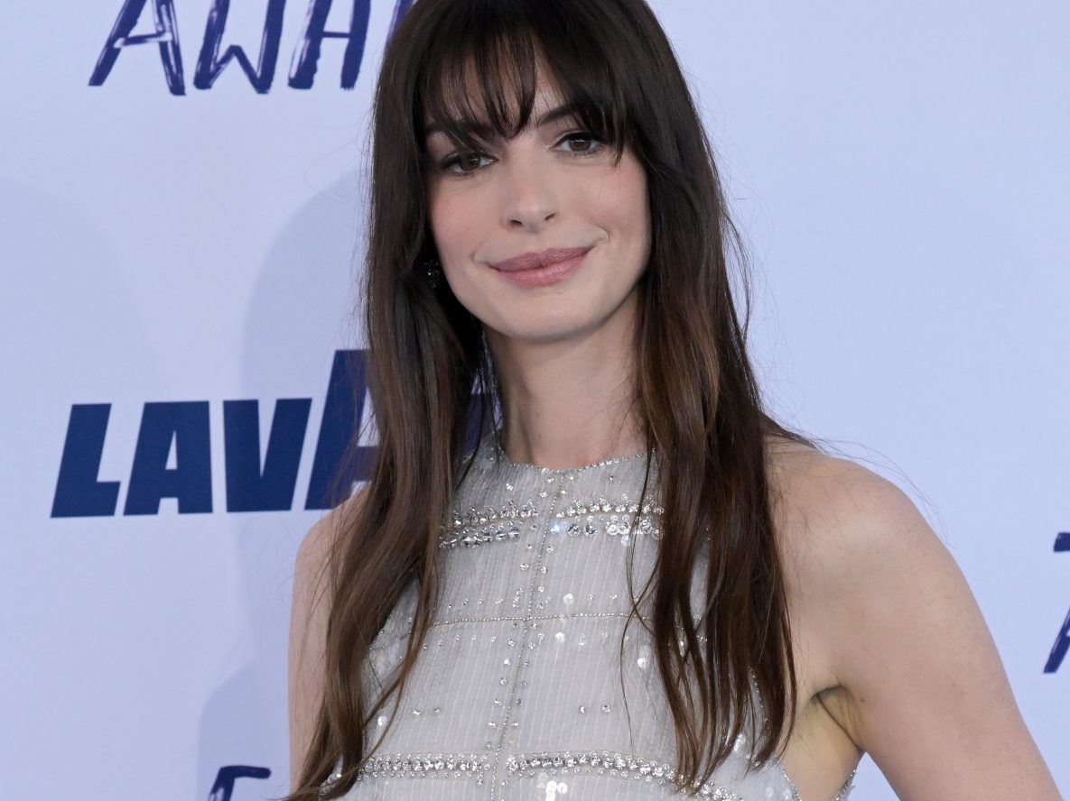 Anne Hathaway: Αγνώριστη με αγορέ hair-look