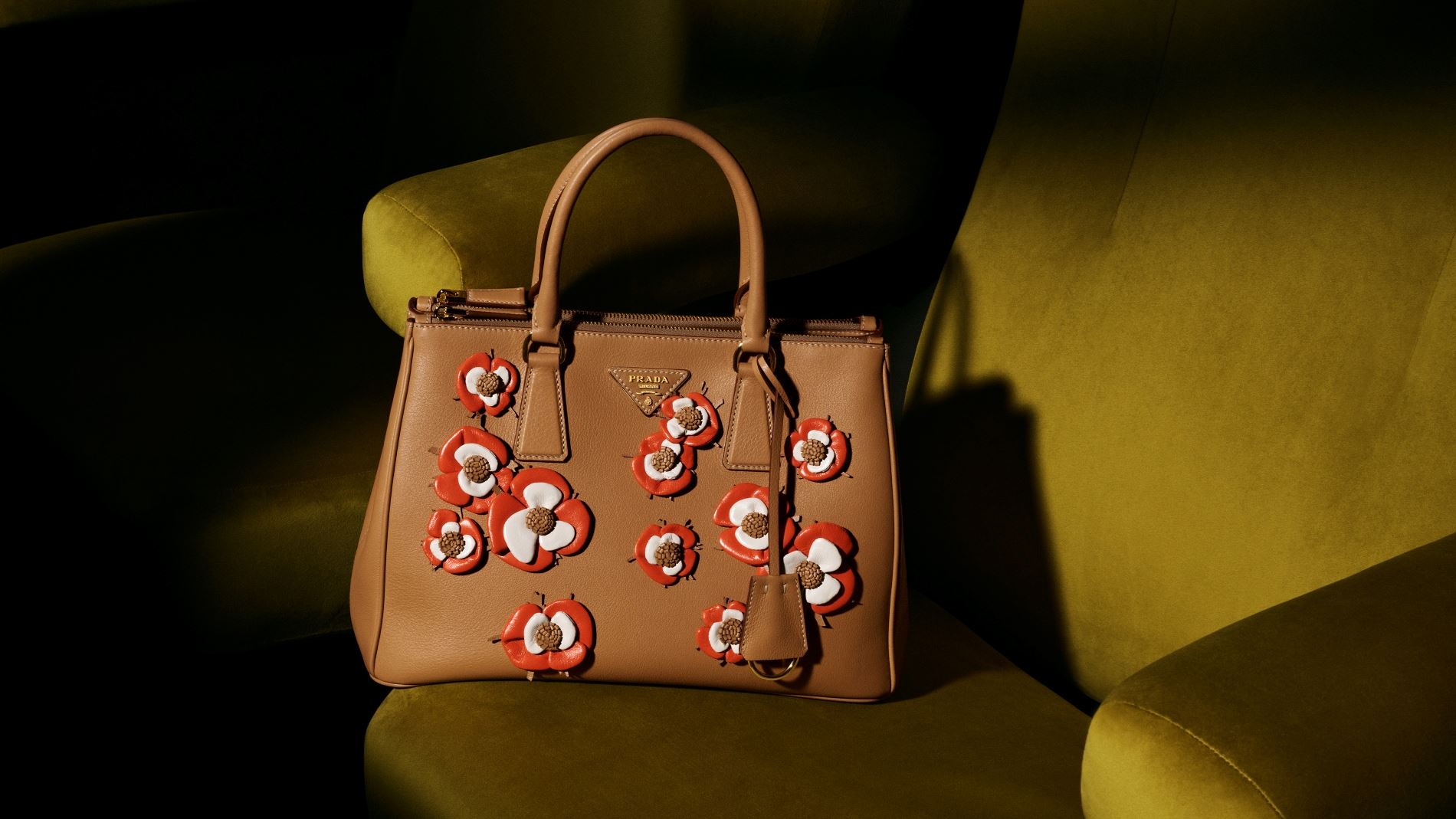 Prada Galleria: Η εμβληματική τσάντα του οίκου επιστρέφει ανανεωμένη με έμπνευση από τη φύση