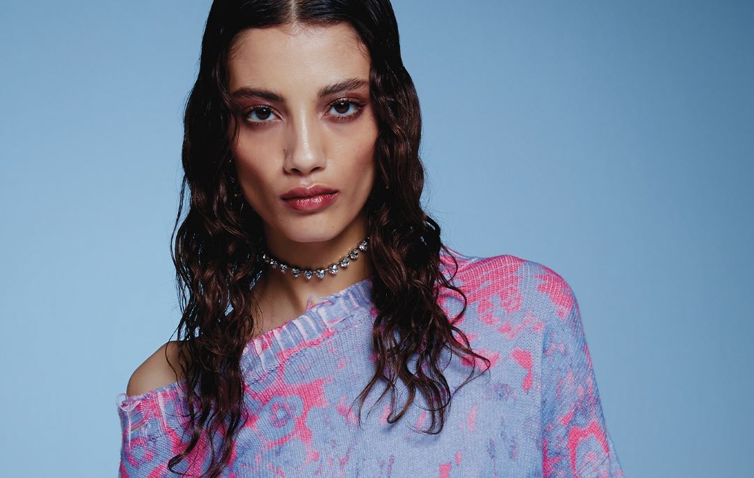 "Neon Pop Romance": Η νέα συλλογή της Versace Jeans Couture βυθίζεται στις neon αποχρώσεις