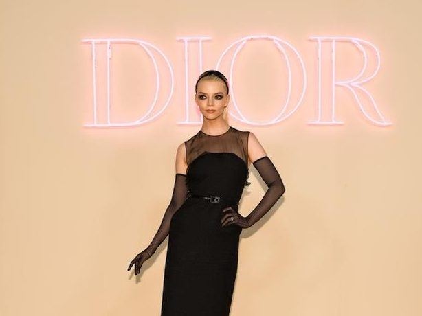 Dior Pre Fall 2024: Ξέρουμε ποια προϊόντα χρησιμοποίησε η Anya Taylor-Joy για το εντυπωσιακό beauty look της