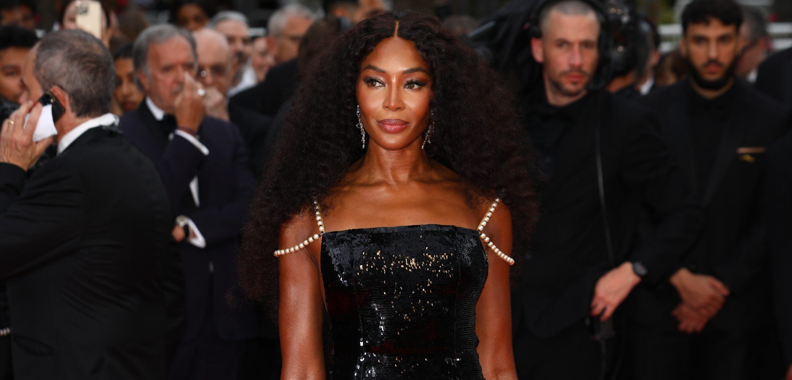 Déjà vu: Η Naomi Campbell στο κόκκινο χαλί των Καννών με δημιουργία που είχε φορέσει 27 χρόνια νωρίτερα