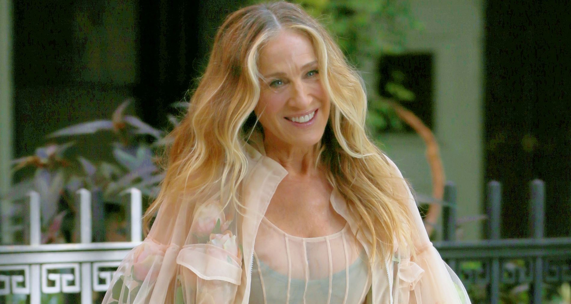 Η Carrie Bradshaw φόρεσε το iconic φόρεμα - πρόκληση που εντυπωσίασε πριν από μήνες στην πασαρέλα