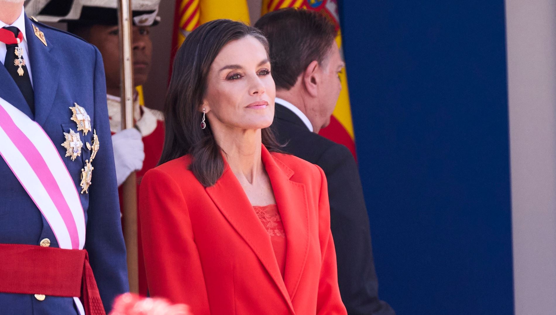 Η Letizia της Ισπανίας με κοστούμι από Mango στο χρώμα της σεζόν