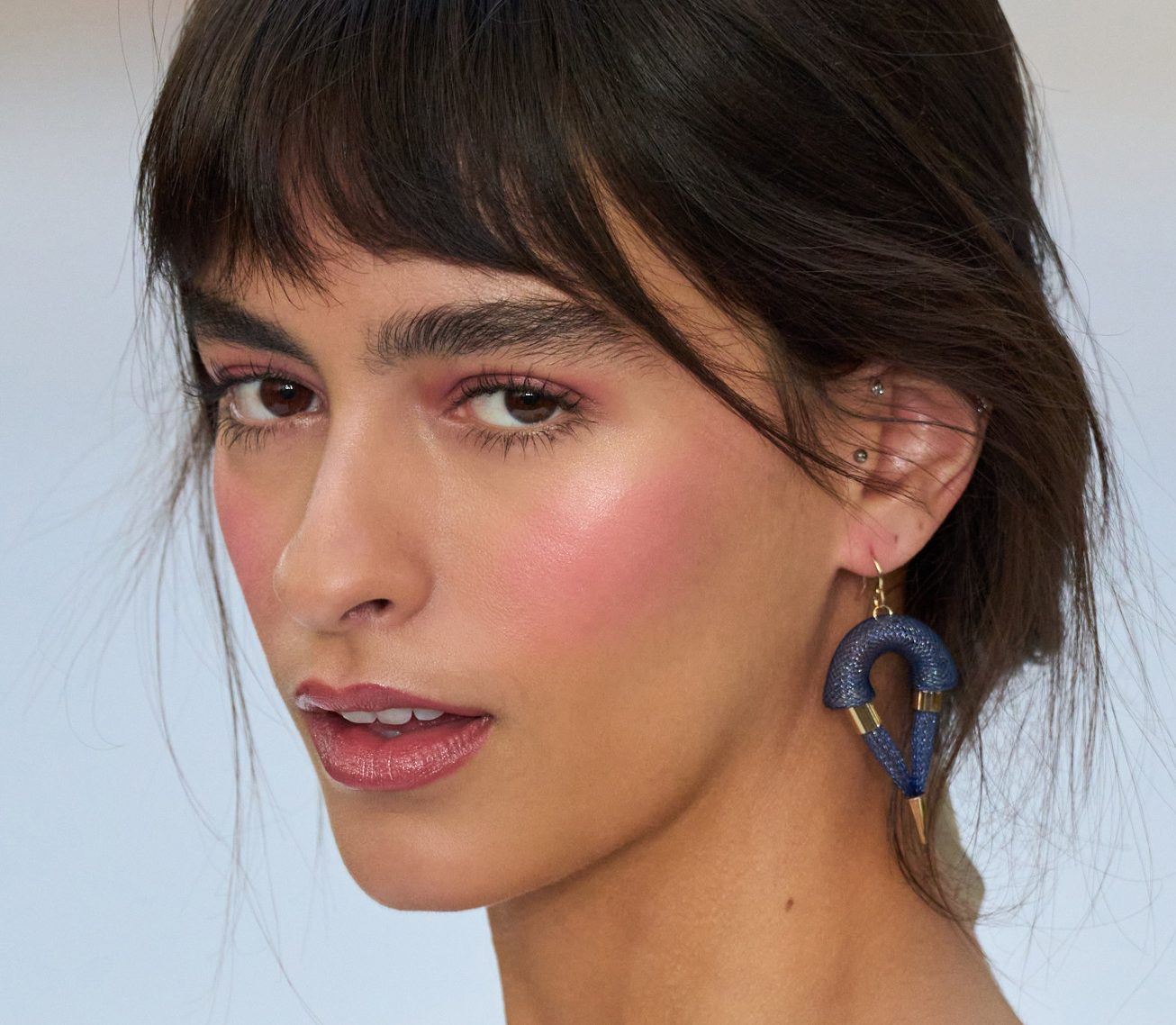 Mε αυτό το υγρό highlighter έχουν εμμονή τώρα όλες οι celebrities