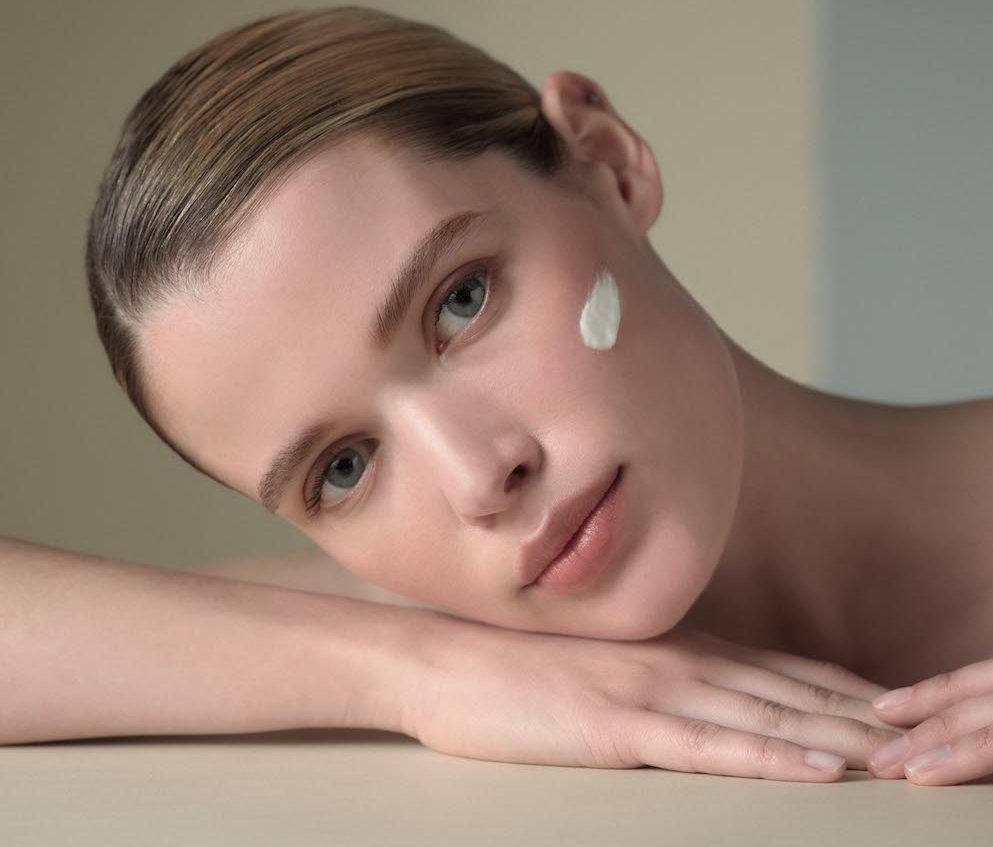 Glass Skin: Πώς θα υιοθετήσεις την κορεάτικη beauty τάση για να κάνεις το δέρμα σου να λάμπει