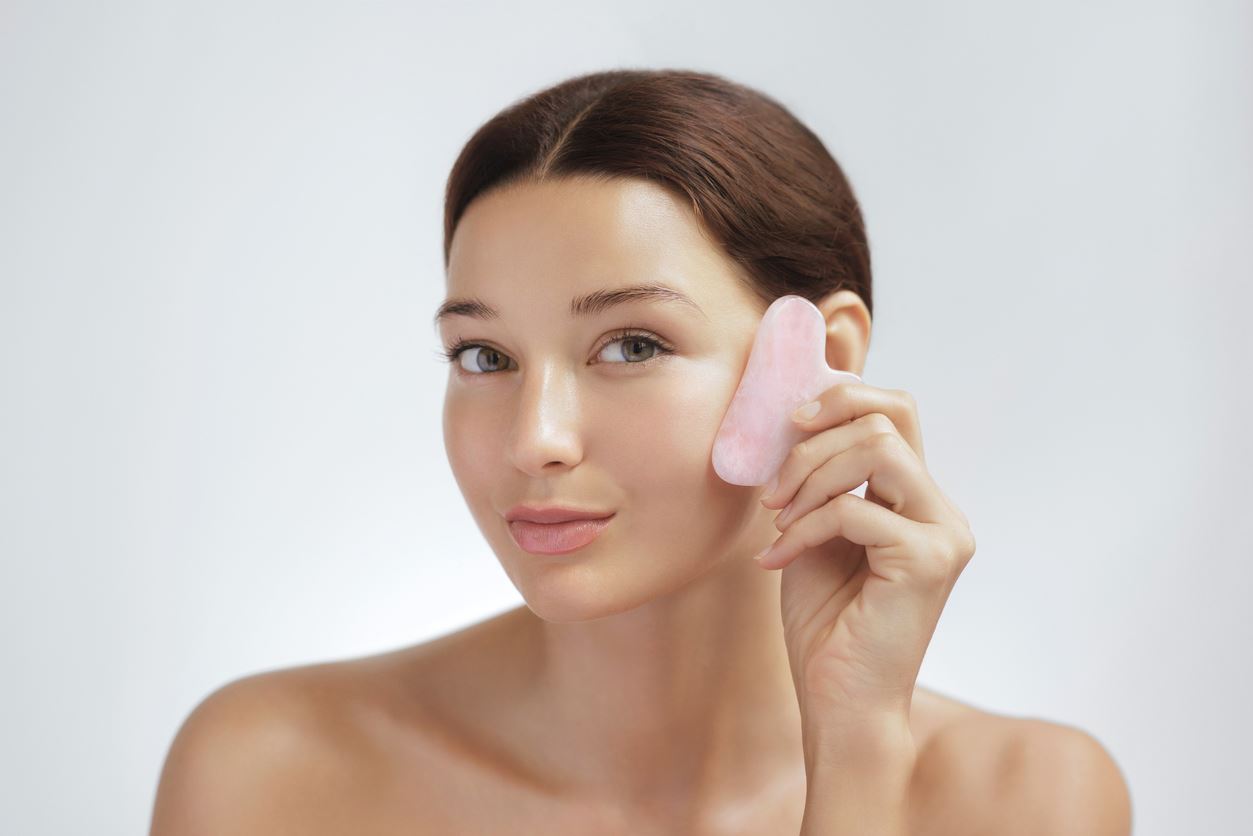 Gua Sha γύρω από την περιοχή των ματιών: Όσα πρέπει να γνωρίζουμε