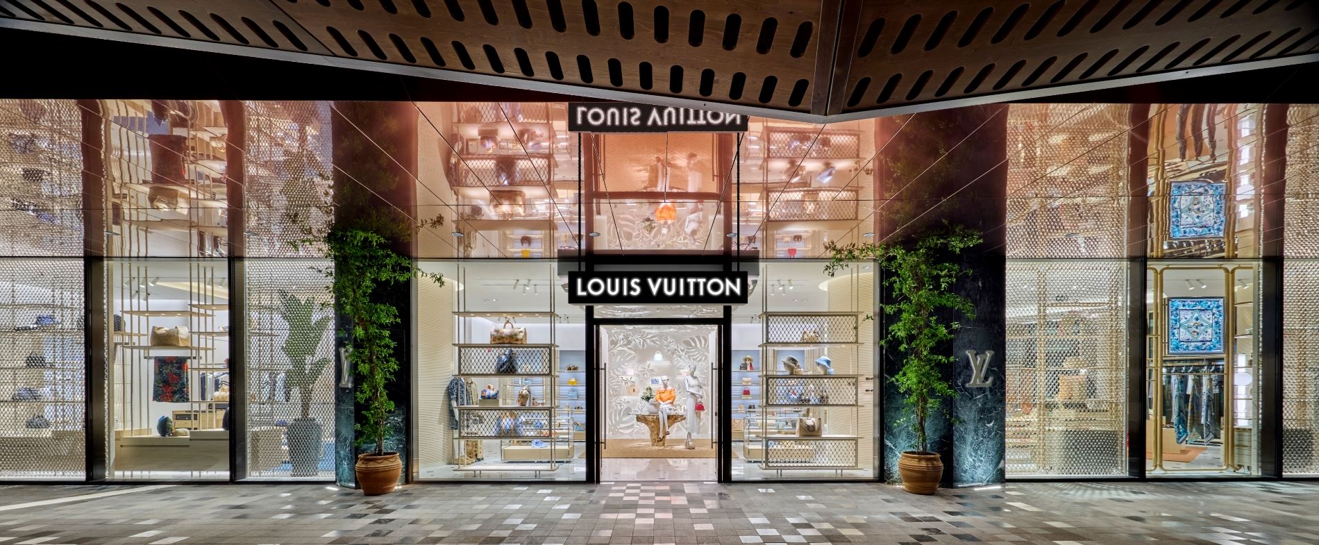 Η Louis Vuitton γιορτάζει τα εγκαίνια του νέου της καταστήματος στην Astir Marina Βουλιαγμένης