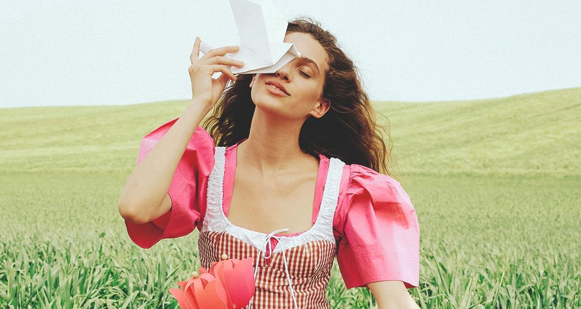 Πώς θα ενσωματώσεις τα έντονα χρώματα στα outfits της σεζόν