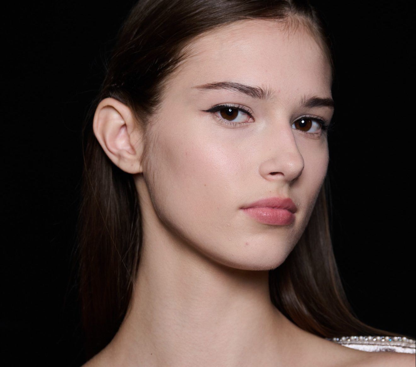 Το μυστικό των beauty editors στο μακιγιάζ για εφέ λίφτινγκ