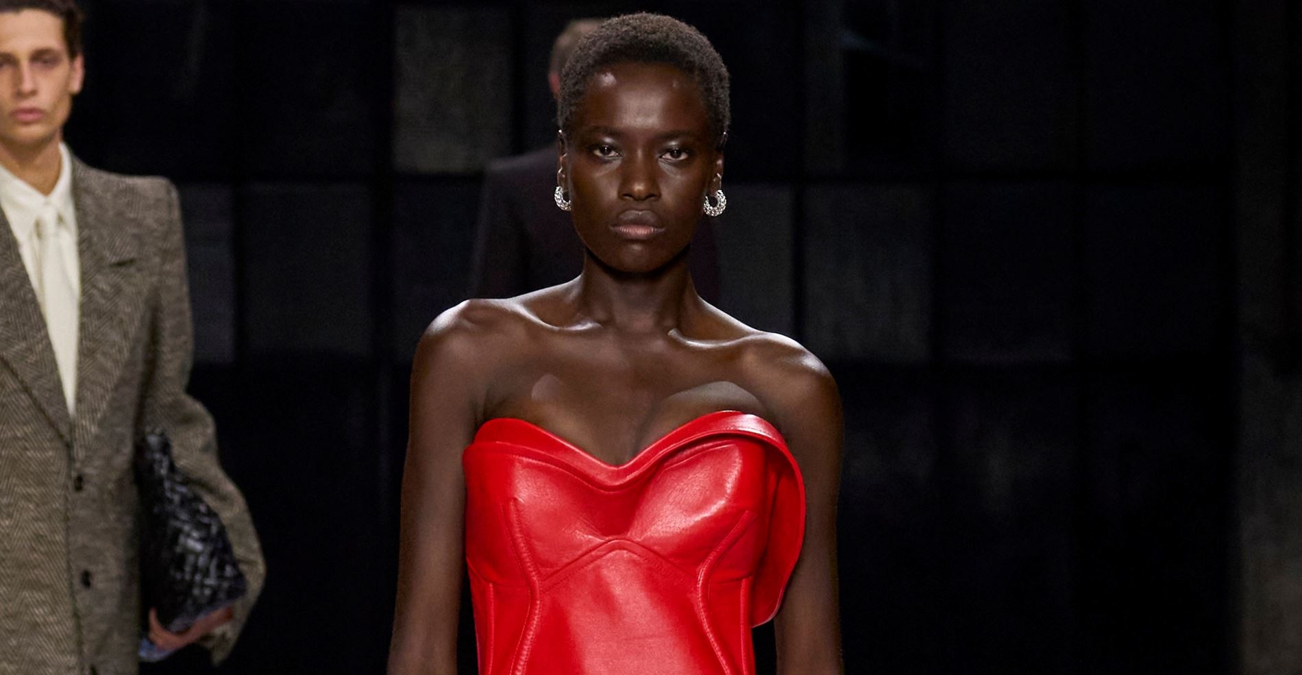 Leather fever: Πώς θα φορέσεις τα δερμάτινα items το καλοκαίρι