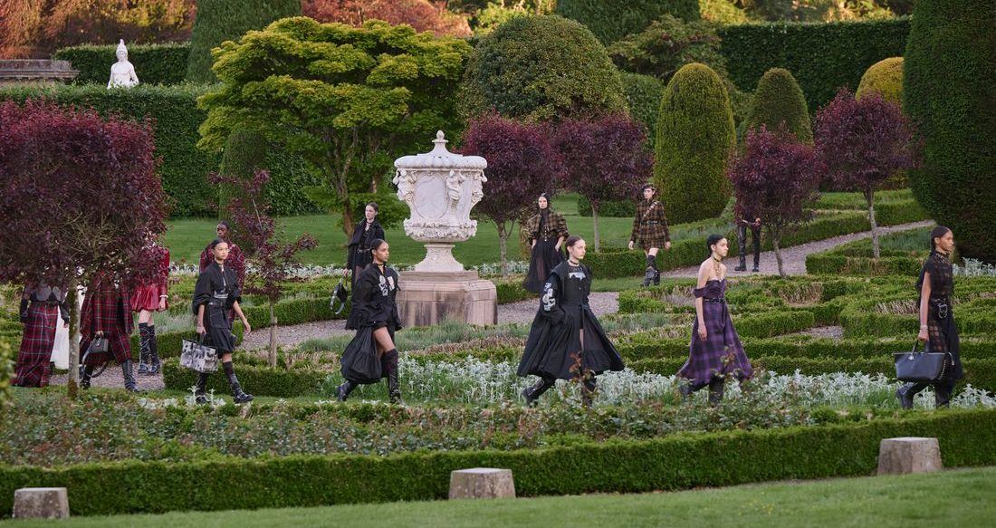 Dior Cruise 2025: Η επιστροφή της εποχής του ρομαντισμού