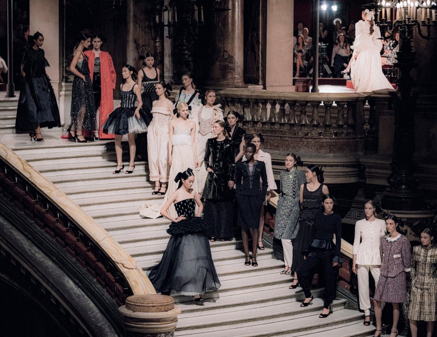 Chanel Fall - Winter Haute Couture 2024/2025: Μία πρώτη ματιά στη νέα θεατρική συλλογή του γαλλικού οίκου