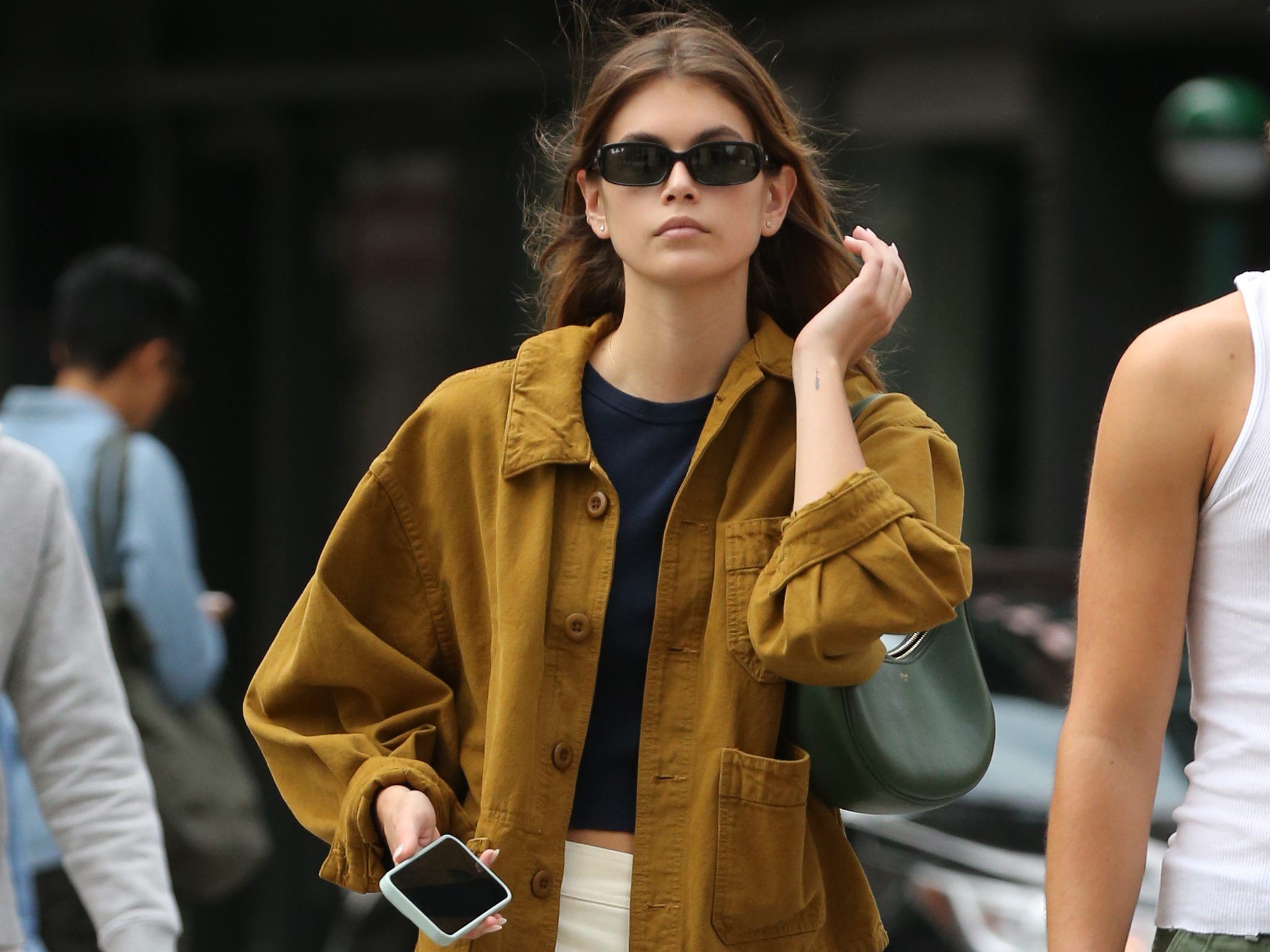 Brunette glazed hair: Η Kaia Gerber υιοθέτησε την πιο hot καστανή απόχρωση