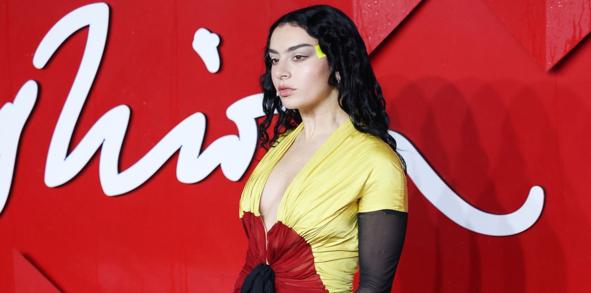 Τι είναι το Brat Girl Summer trend για το οποίο μιλάνε όλοι;