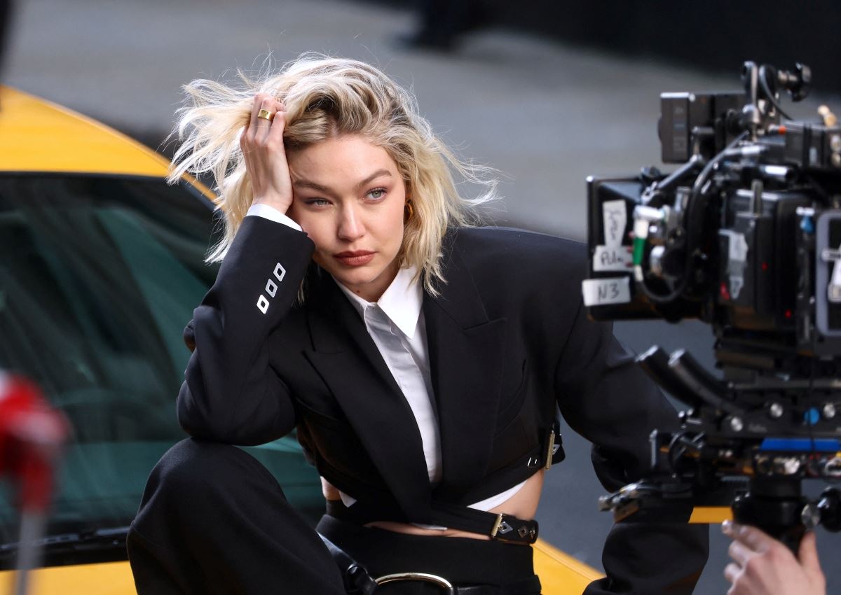 Gigi Hadid: Το υγρό ρουζ που χρησιμοποιεί για την πιο φρέσκια και sunkissed επιδερμίδα