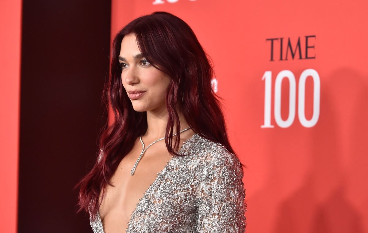 H Dua Lipa γίνεται η μούσα του πιο τολμηρού γυναικείου αρώματος