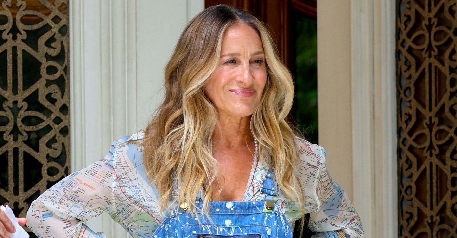 Η Sarah Jessica Parker φόρεσε το stylish casual item που δεν πρέπει να λείπει από τη γκαρνταρόμπα σου